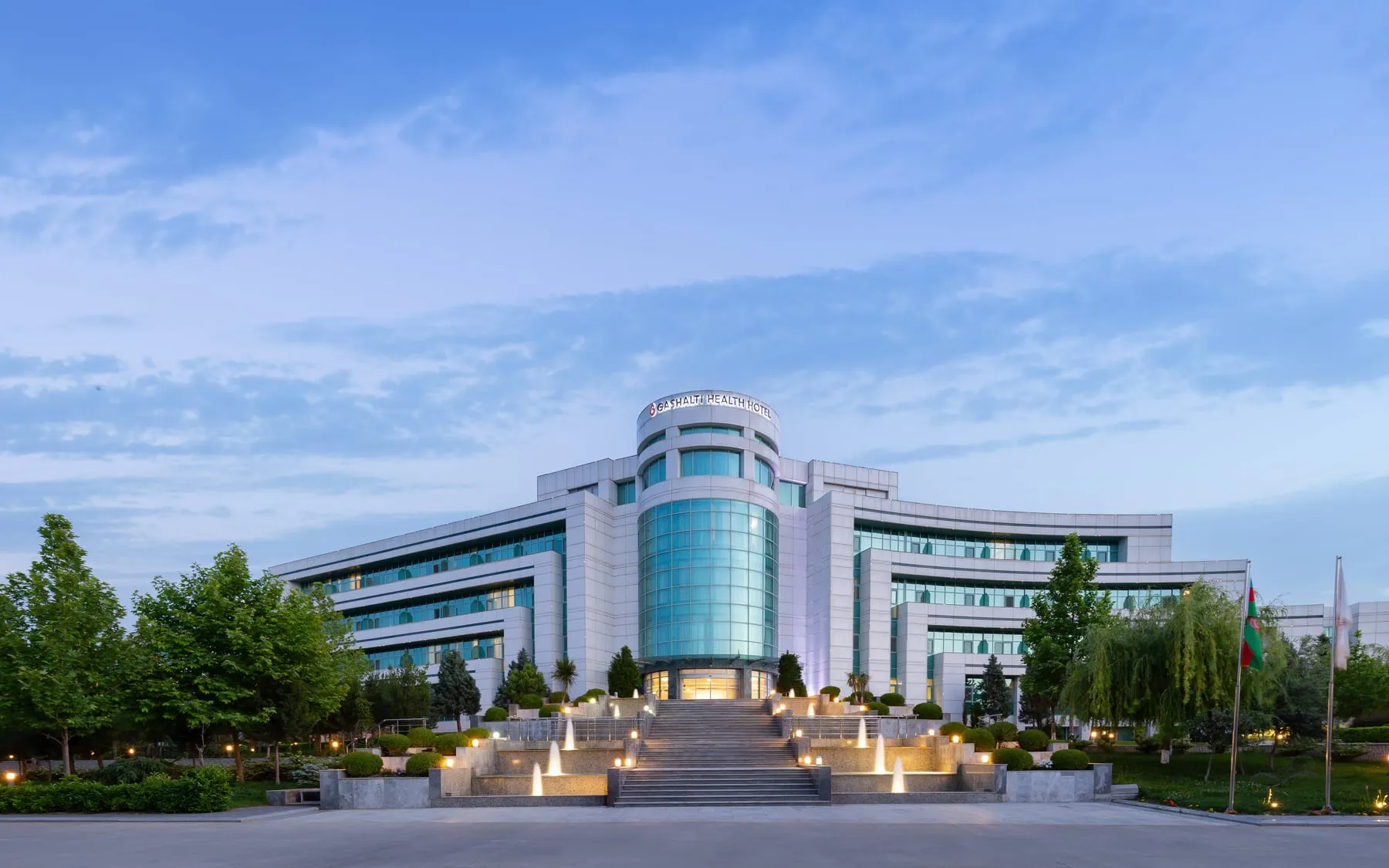 Главный корпус Gashalti Health Hotel вечером